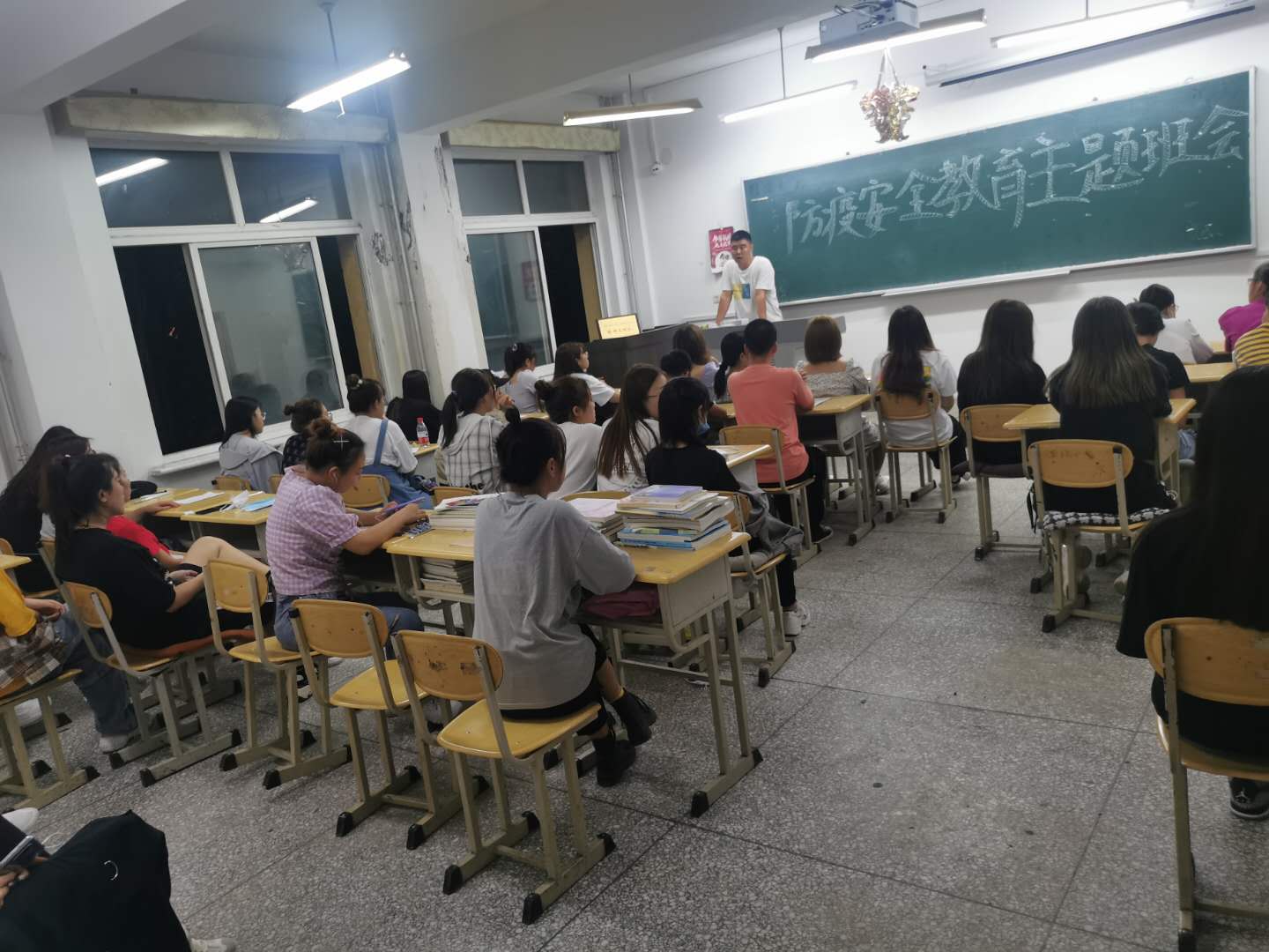 1642908191280782.jpg 防疫主题班会1.jpg